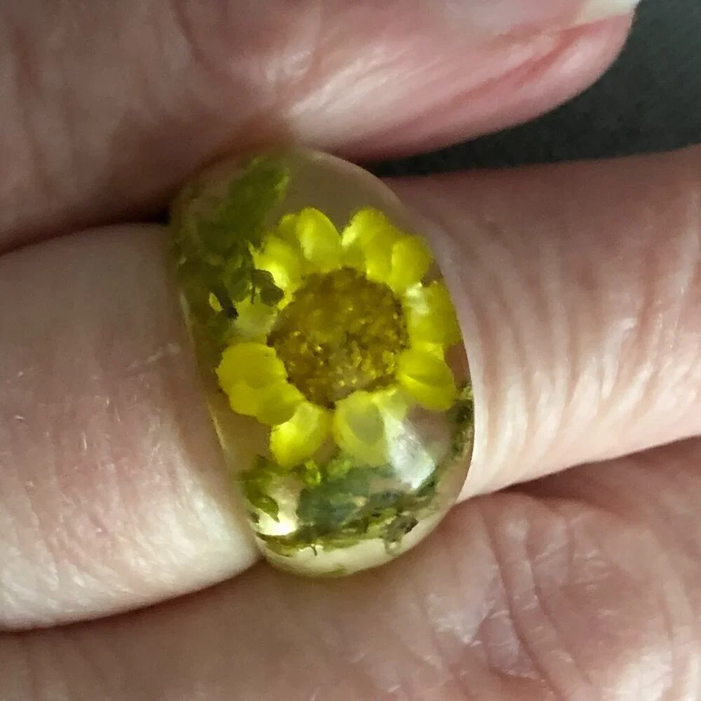 Vintage Estate 70s Lucite Daisy Wildflower Flower Dome Chunky Fairy Boho Ring